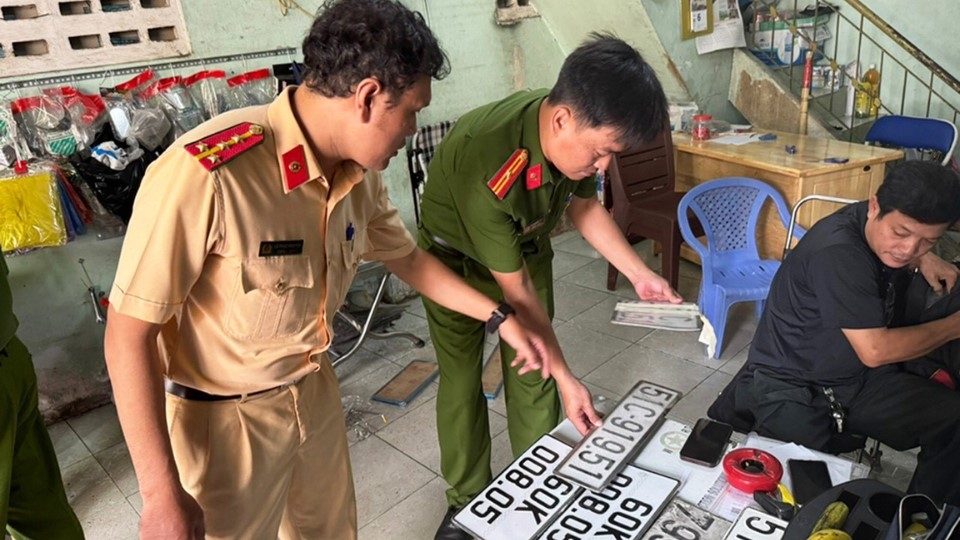 Người sản xuất biển số xe giả bị xử phạt như thế nào?
