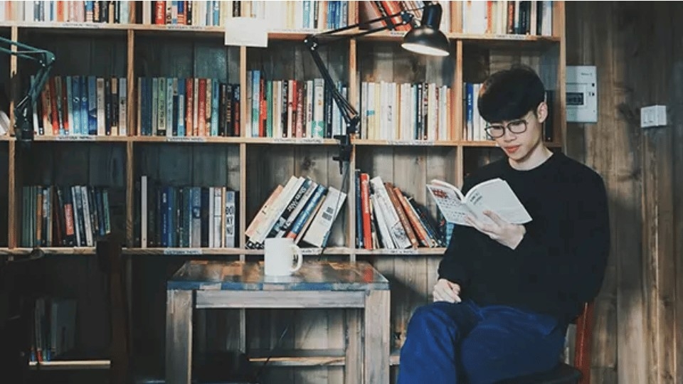 Cách tạo dáng với sách và phụ kiện