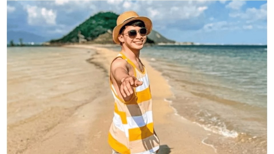 Cách tạo dáng với outfit sắc màu ở biển