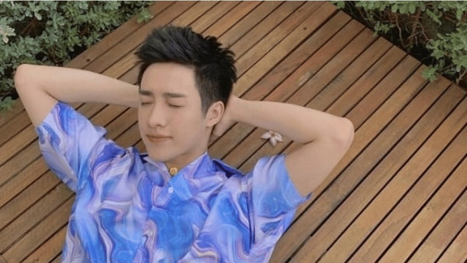 Cách tạo dáng để tay sau đầu