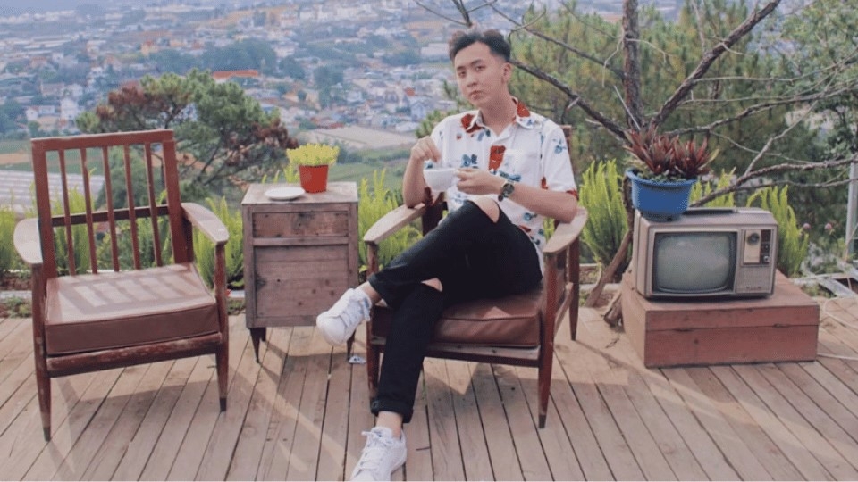 Cách tạo dáng chụp ảnh tại quán cà phê