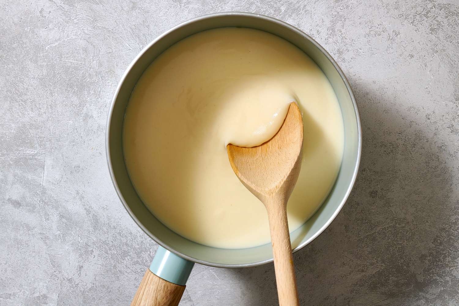 Xốt Béchamel béo thơm là một điểm nhấn ngon miệng cho công thức này.