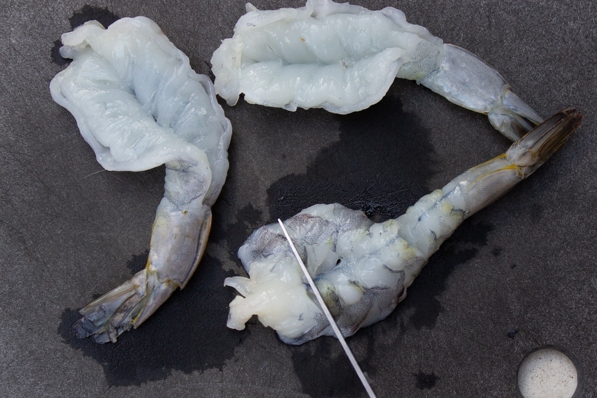 Xẻ bướm tôm sẽ giúp hỗn hợp phô mai kết dính lên thịt tôm.