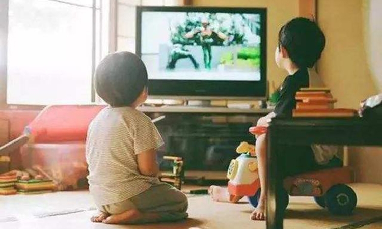 Tham khảo khoảng cách ngồi xem tivi tốt nhất cho mắt