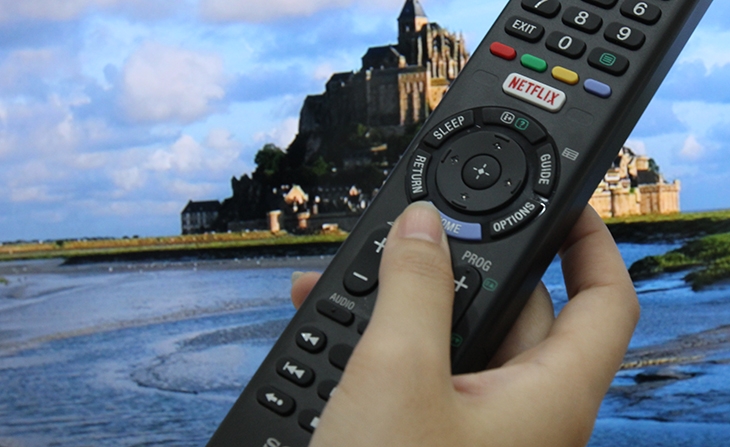 ấn vào nút Home trên điều khiển TV