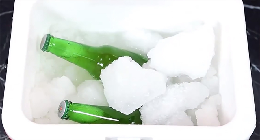 Cho bia vào xô đá và rắc muối