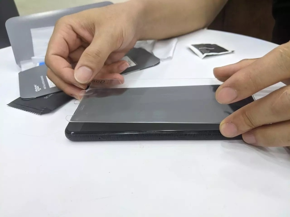 Sử dụng miếng dán cường lực