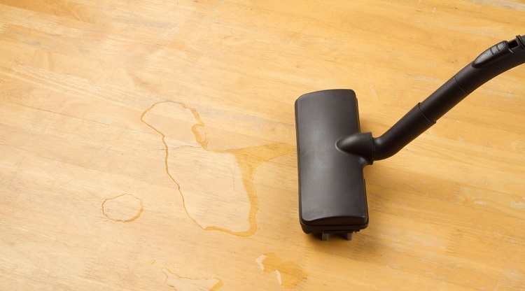 Dùng máy hút bụi hút nước