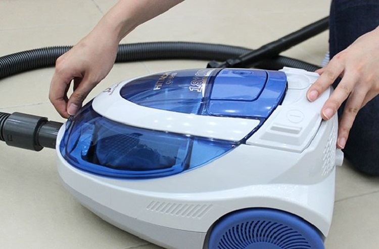 Đổ nước có trong ngăn chứa chuyên dụng