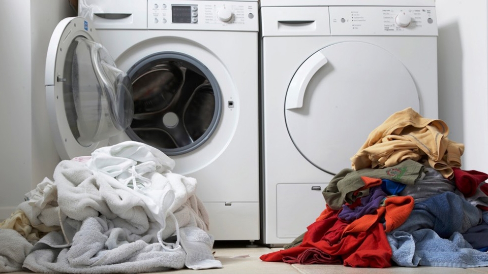 Phân loại quần áo trước khi giặt