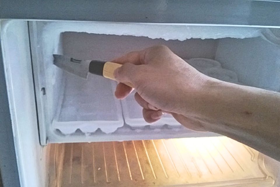 Cạy lớp băng bằng dao