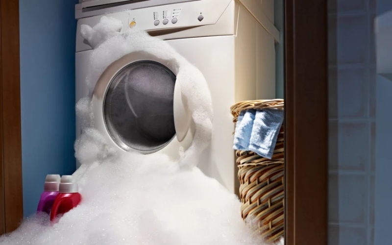 Máy giặt cửa ngang có dùng bột giặt thường được không?