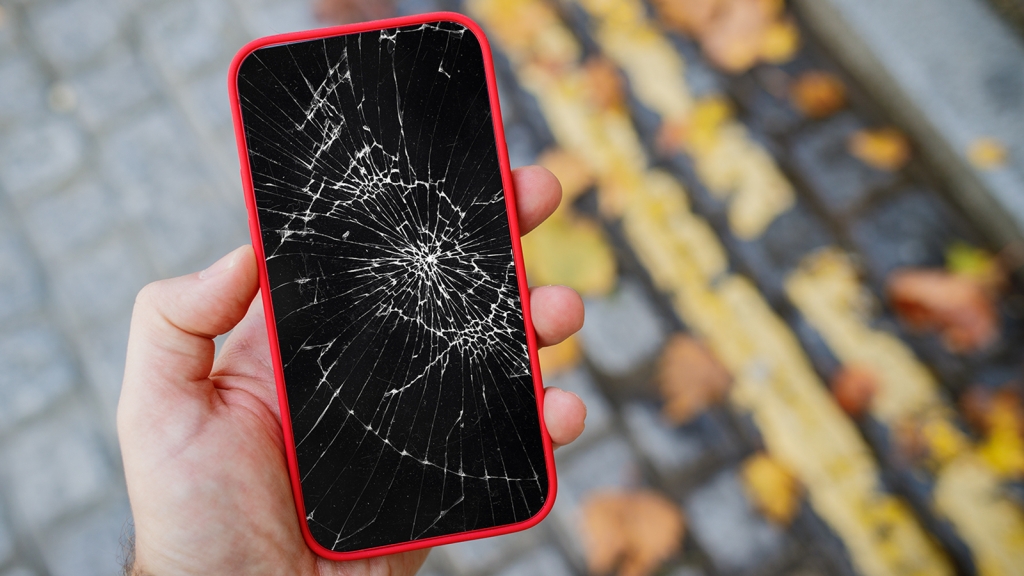 Iphone khi bị va đập ngoài trầy xước, bể màn hình còn tác động trực tiếp tới linh kiện bên trong máy