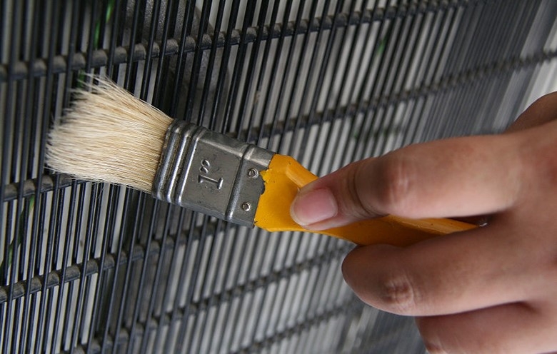 Khắc phục lỗi tủ lạnh bằng cách vệ sinh dàn ngưng