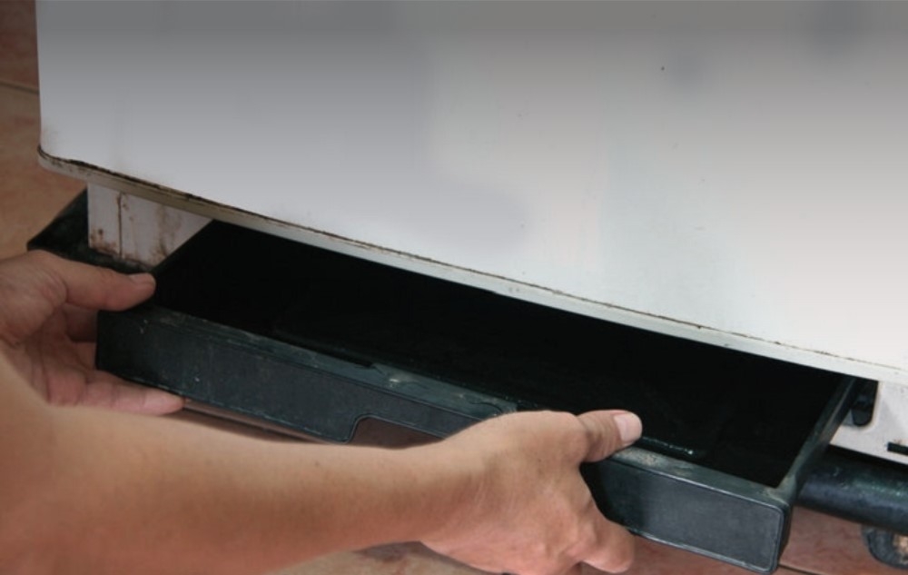 Kiểm tra khay thoát nước