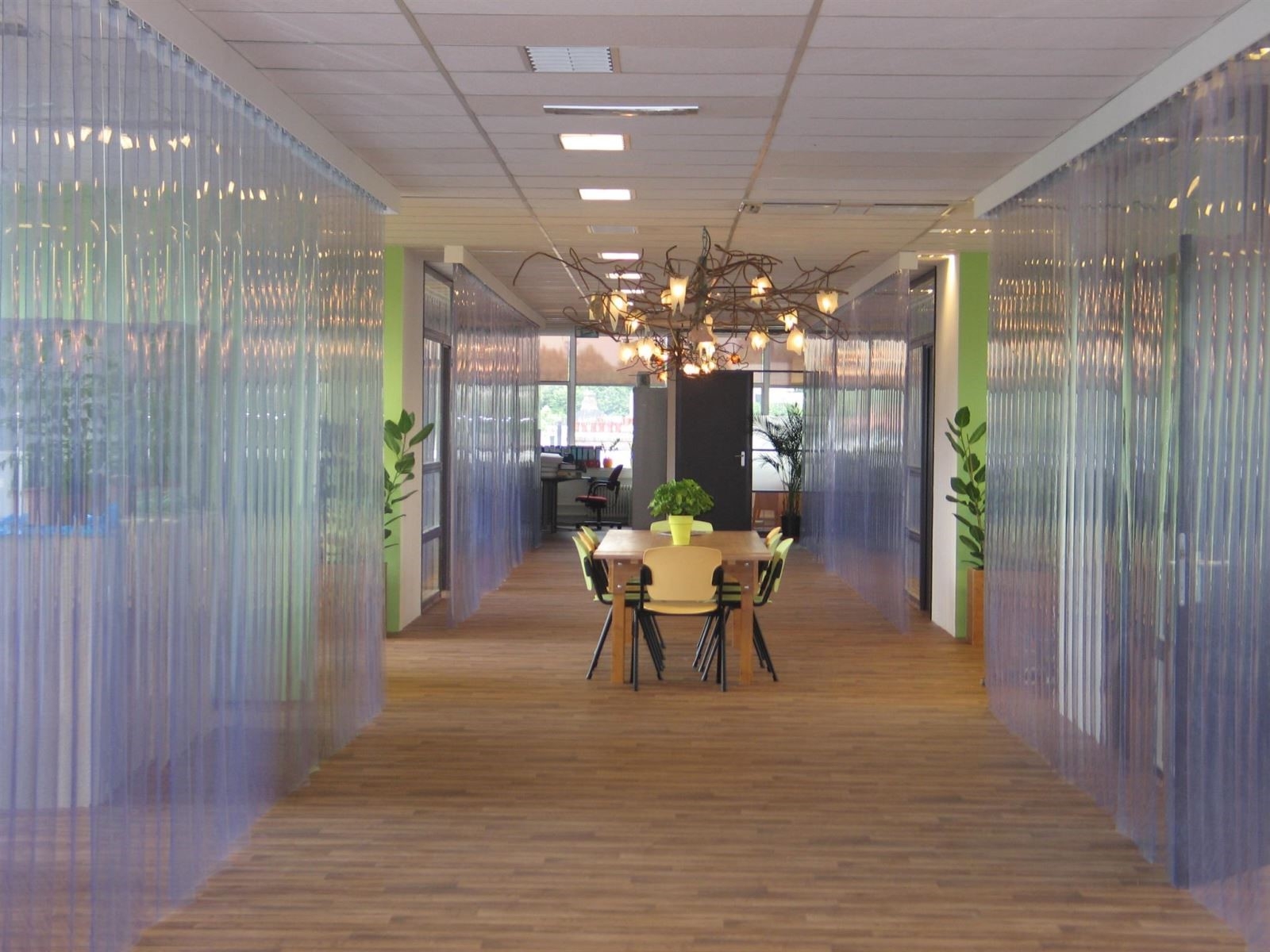 Rèm nhựa PVC là gì? Công dụng và phân loại từng loại rèm PVC 2