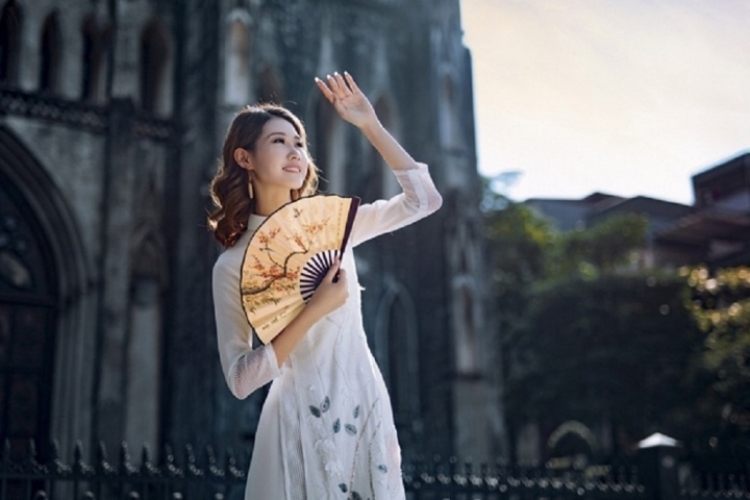 Cách tạo dáng chụp ảnh áo dài cực xinh cho nàng đẹp lung linh - Hình 2