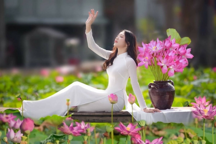 Cách tạo dáng chụp ảnh áo dài cực xinh cho nàng đẹp lung linh - Hình 4