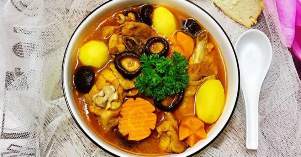 Một tô canh gà nấu nấm thơm lừng, đậm đà vị gà và nấm