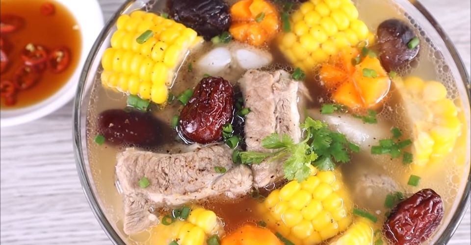 Nấu canh sườn heo