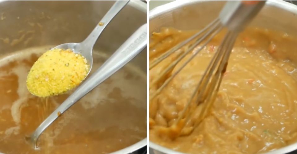 Bạn cho đậu xanh đã ngâm vào nồi và đảo đều