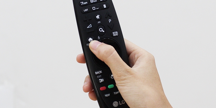 Nhấn vào nút cài đặt trên điều khiển tivi