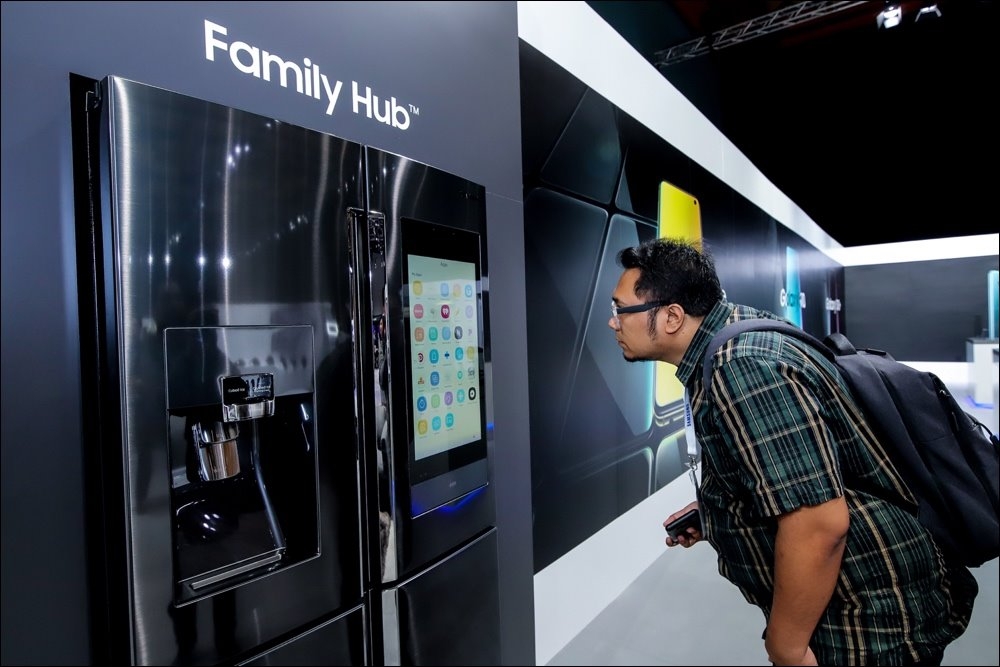 Bạn có thể tải nhiều ứng dụng cần thiết về màn hình Family Board của tủ lạnh