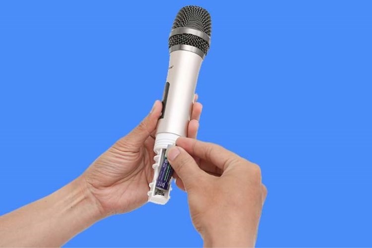 Tháo nắp pin micro để kích hoạt nút chỉnh tần số