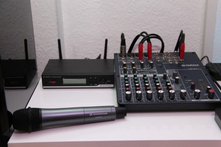 Cắm micro vào Mixer thông qua jack XLR