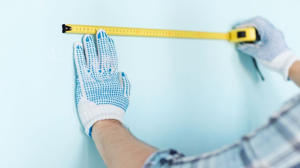 Đầu tiên tiến hành xác định màu sắc, kích thước của các mút tiêu âm sẽ dán