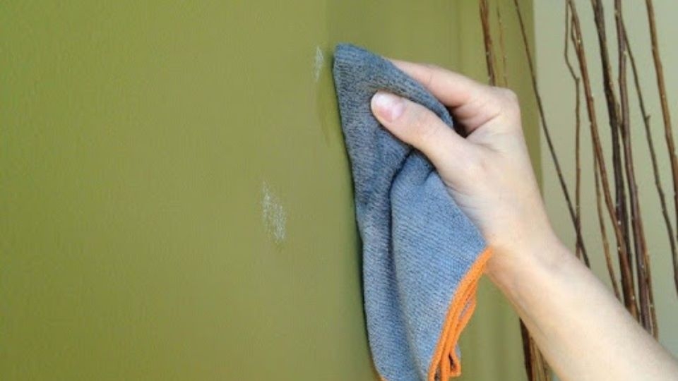 Tiến hành làm sách bức tường sẽ dán mút tiêu âm