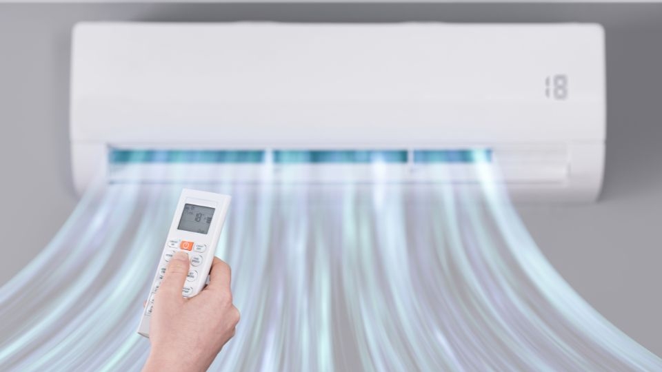 Hãy bật điều hoà và để chế độ làm lạnh trước khi khoá ga