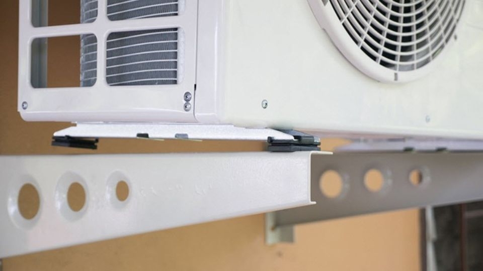 Nếu gioăng máy lạnh bị hỏng thì hãy thay mới để dàn nóng không kêu to