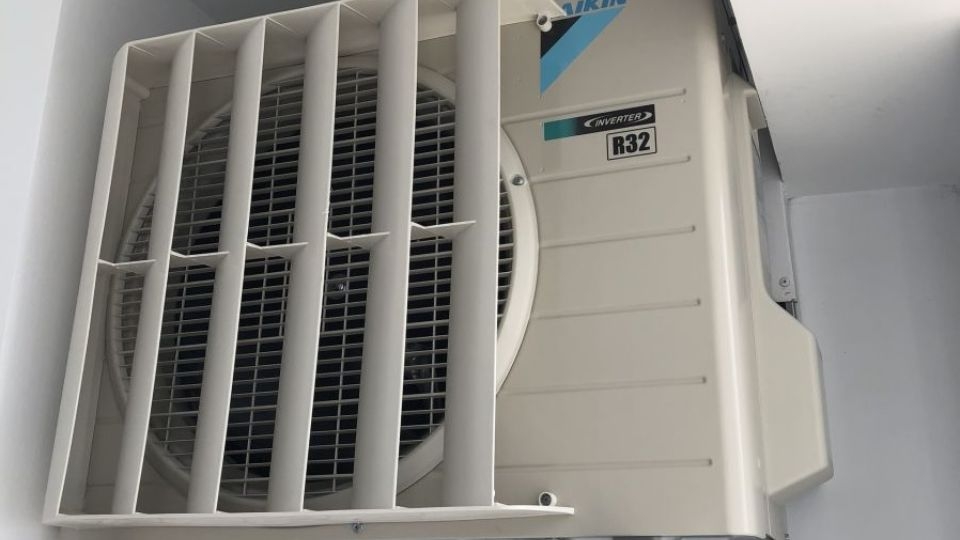 Hãy kiểm tra quạt gió, nếu có vấn đề thực sự thì liên hệ với nhân viên kỹ thuật để được hỗ trợ sửa chữa.