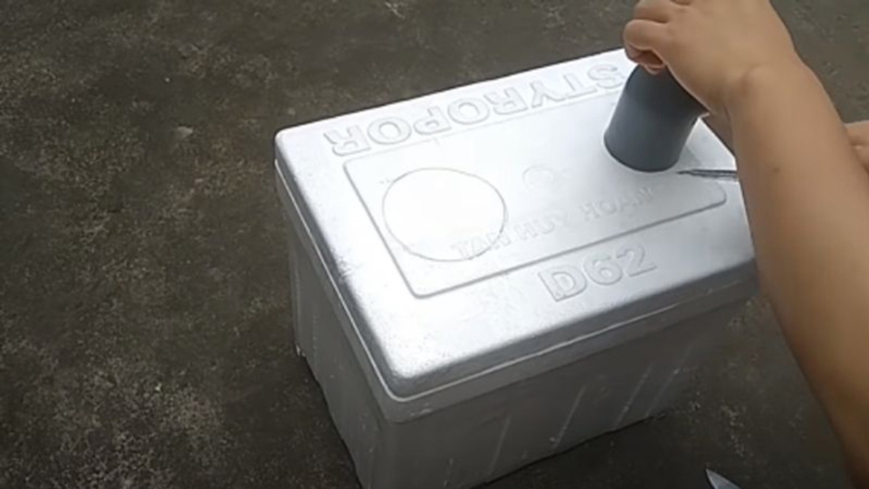 Vẽ lỗ thoát khí cho ống nhựa