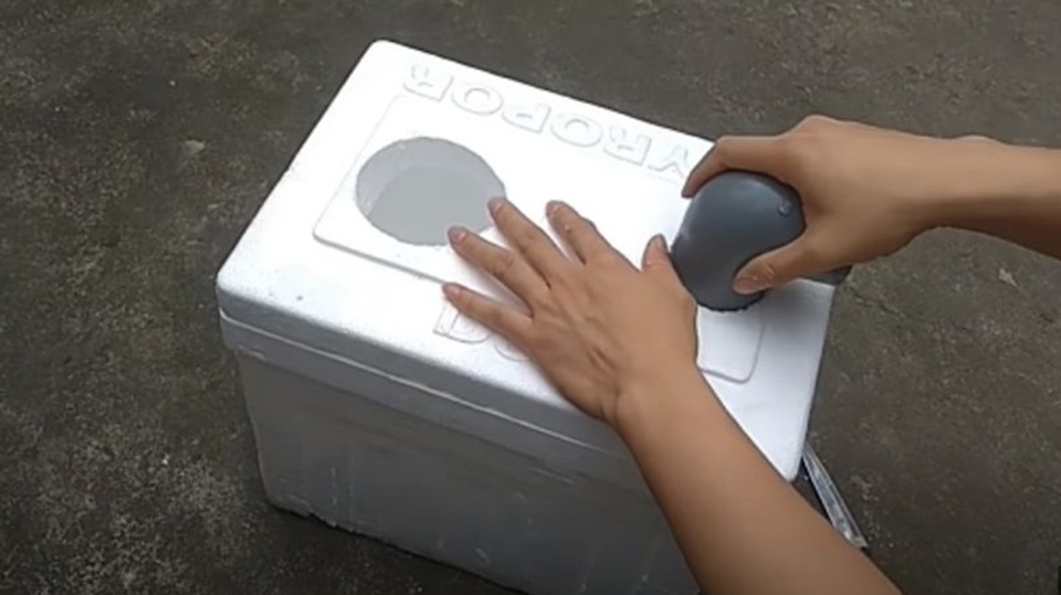 Gắn ống nhựa lên mặt thùng