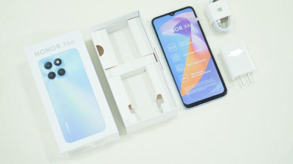Mặt lưng của điện thoại Honor X6A có phong cách chuyển sắc lấp lánh