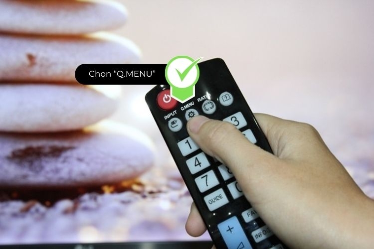 Chọn nút Q.MENU trên remote để mở menu chính