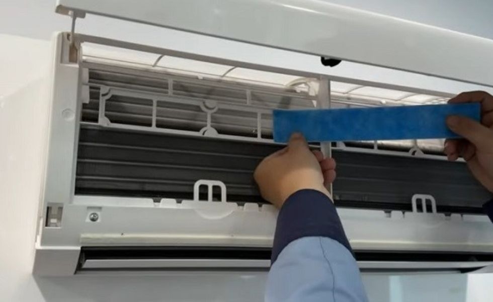 Lắp phin lọc mới vào