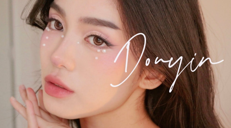 Tạo lớp nền trong trẻo là bước đầu tiên khi makeup kiểu Douyin
