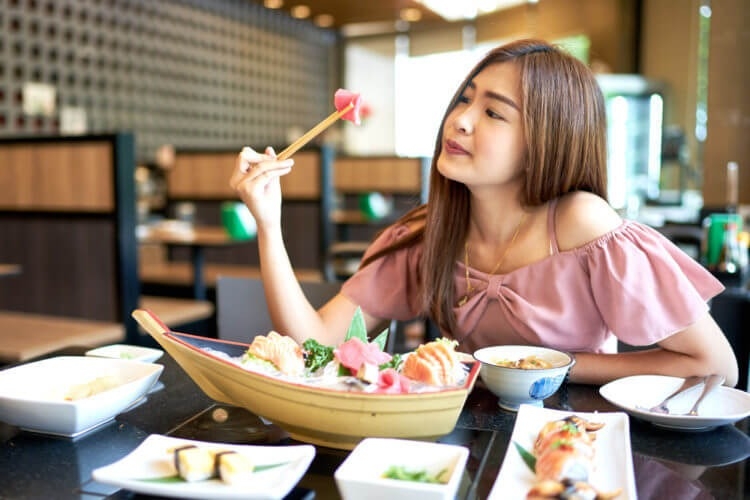 Tạo dáng với thức ăn trên bàn