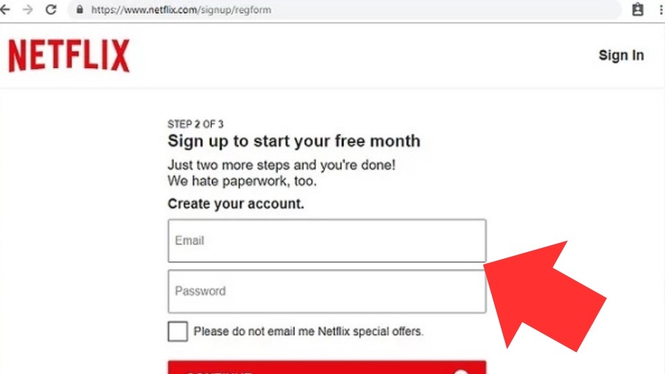 Điền thông tin đăng ký bao gồm email và mật khẩu vào các ô tương ứng, sau đó nhấn "TIẾP THEO".