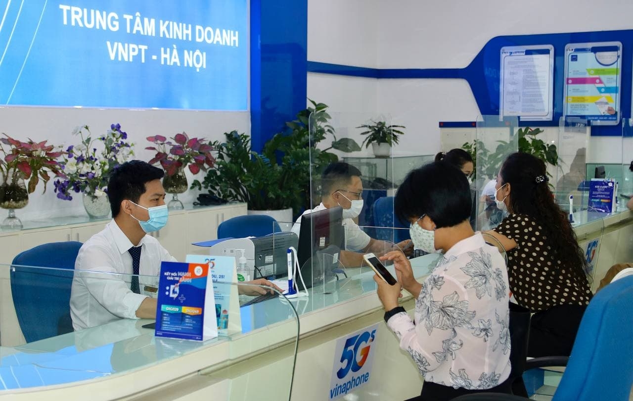 Mọi người có thể đến các cửa hàng VinaPhone trên toàn quốc để đổi esim