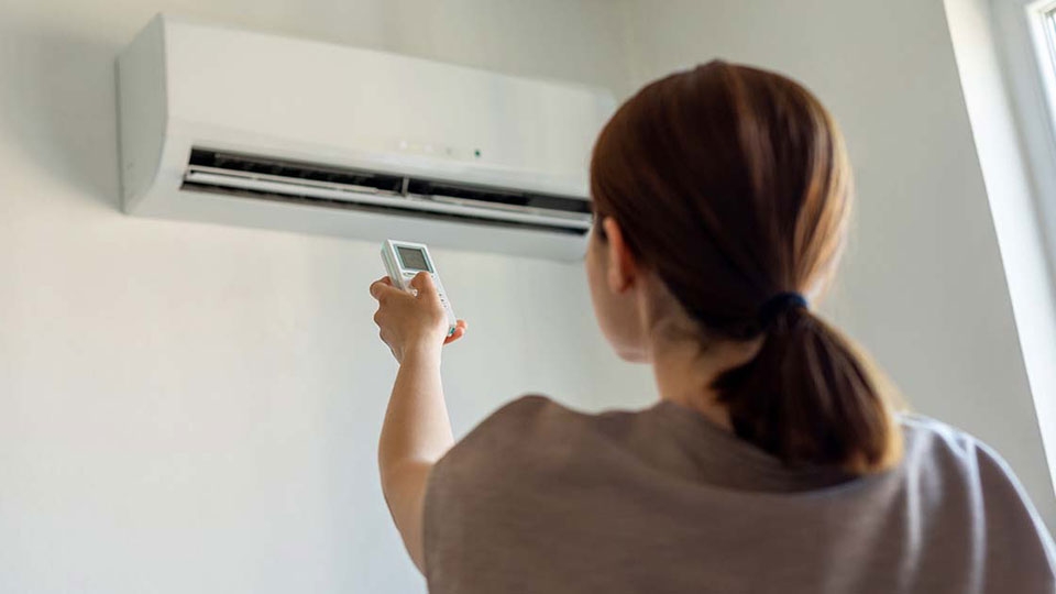 Điều khiển hỗ trợ điều chỉnh mọi chức năng trên máy lạnh