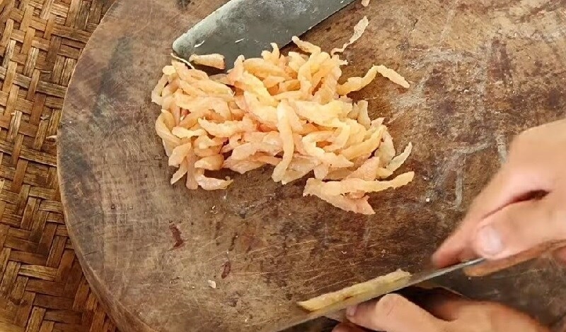 Cắt thịt cá thành sợi