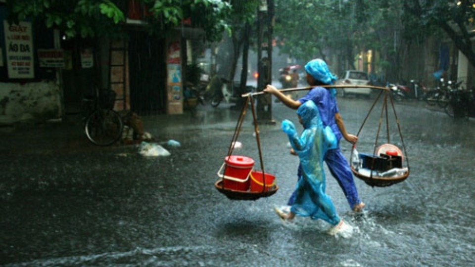 Ai đó chậm rãi đang đi dạo dưới cơn mưa