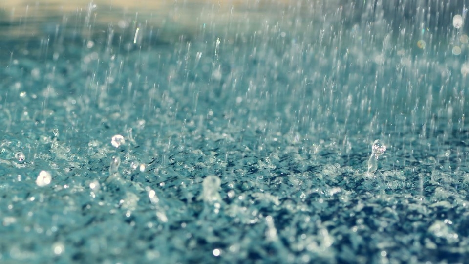 Để ghi lại cảnh hạt mưa rơi, bạn cần chuyển máy ảnh về chế độ lấy nét thủ công và sử dụng đèn flash nếu có.