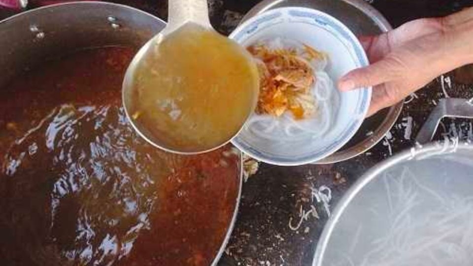 Nấu nước dùng bánh canh chả cá Quy Nhơn
