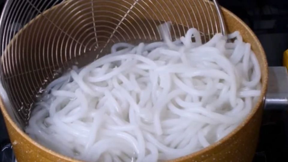 Chần bánh canh
