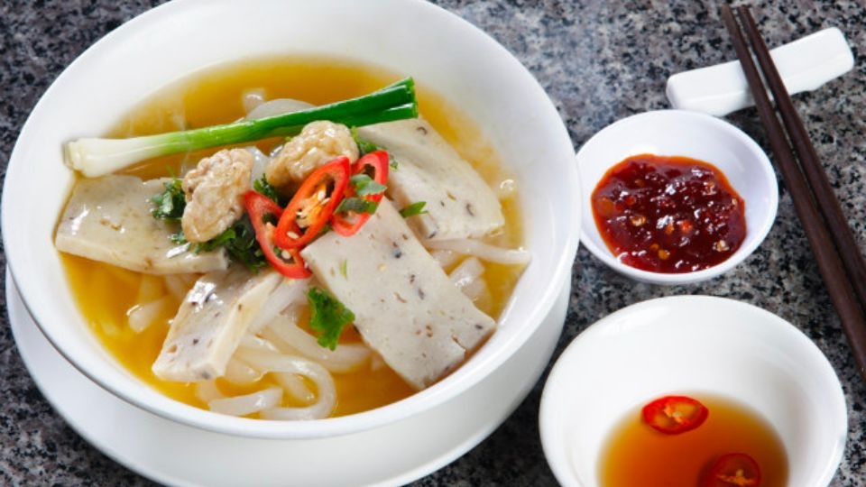 Hoàn thành bánh canh chả cá Quy Nhơn